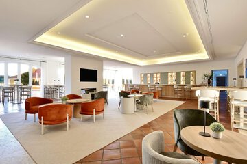 Lobby lounge