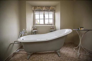 Deep soaking bathtub