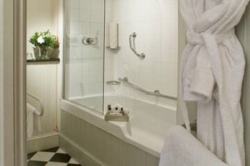 Deep soaking bathtub