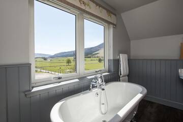 Deep soaking bathtub