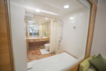 Deep soaking bathtub