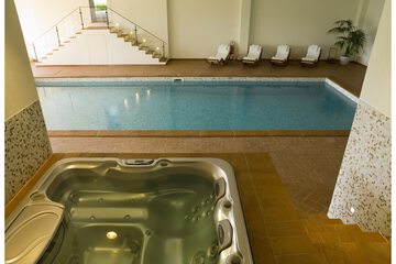 Indoor spa tub