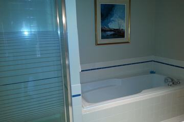 Deep soaking bathtub