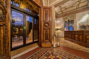 Lobby lounge