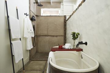 Deep soaking bathtub