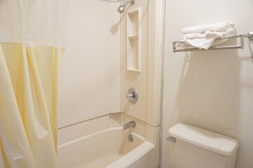 Deep soaking bathtub