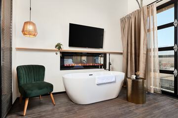 Deep soaking bathtub