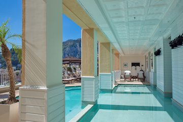 Indoor/outdoor pool