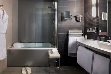 Deep soaking bathtub