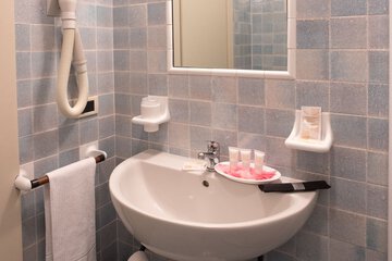 Bathroom sink