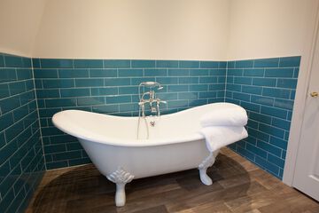 Deep soaking bathtub