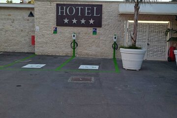Electric vehicle charging station