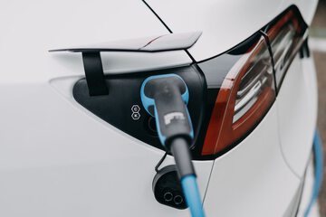 Electric vehicle charging station