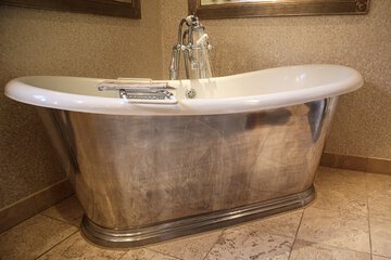 Deep soaking bathtub