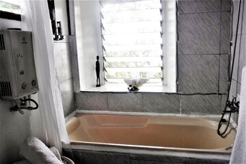 Deep soaking bathtub