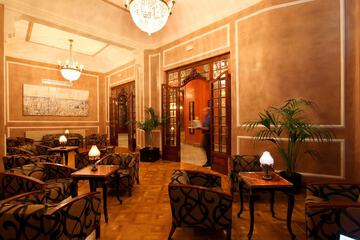 Lobby lounge