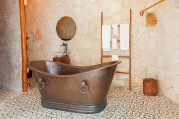 Deep soaking bathtub