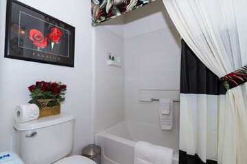 Deep soaking bathtub