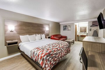 Red Roof Inn & Suites Medford Airport