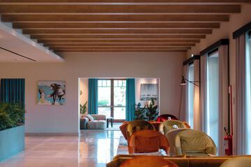 Lobby lounge