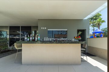 Swim-up bar
