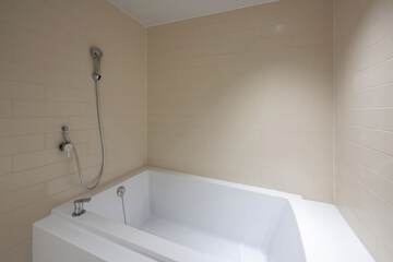 Deep soaking bathtub