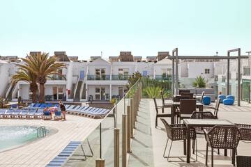 Poolside bar