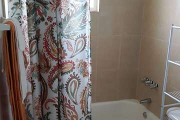 Deep soaking bathtub