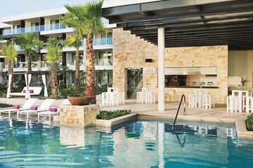 Poolside bar