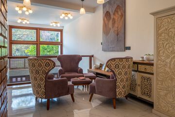 Lobby lounge