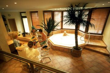 Indoor spa tub