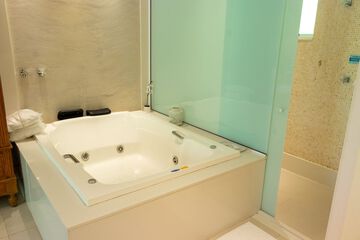 Jetted tub