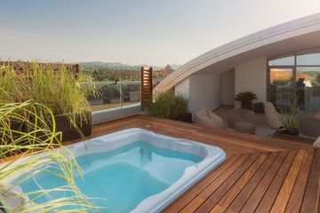 Outdoor spa tub