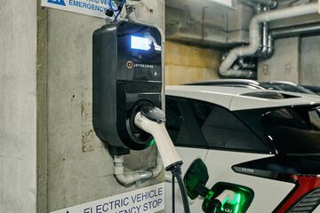 Electric vehicle charging station
