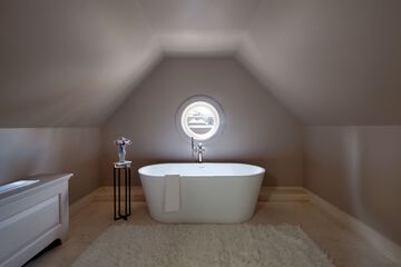 Deep soaking bathtub