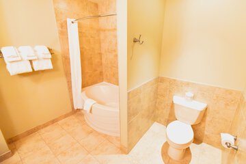 Deep soaking bathtub