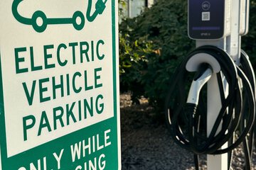 Electric vehicle charging station