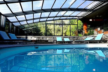 Indoor/outdoor pool
