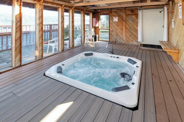 Indoor spa tub