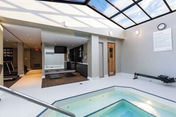 Indoor spa tub