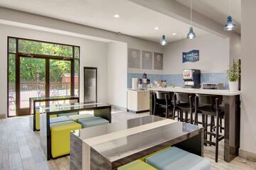 Breakfast/Coffee Service 105 of 129