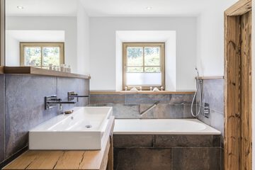 Deep soaking bathtub