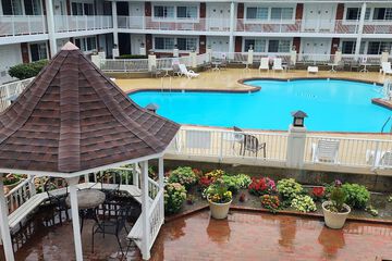 Days Inn & Suites by Wyndham Roseville / Detroit Area