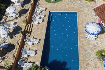 Swim-up bar