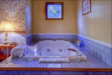 Deep soaking bathtub