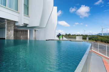 Infinity pool