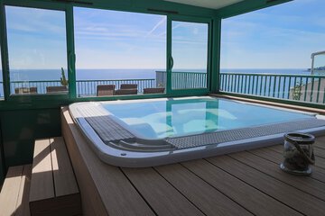 Indoor spa tub