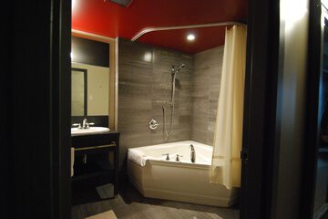 Deep soaking bathtub