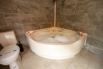 Jetted tub