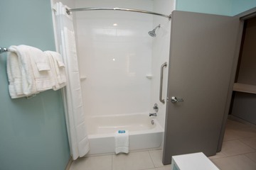 Deep soaking bathtub